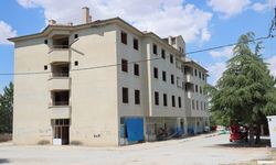 Yıllardır atıl bekliyor, çocuklar çatısına çıkıyor