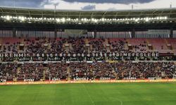 Eskişehirspor taraftarıyla buluştu: Yeni kadro tek tek sahaya çıktı