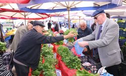 Valla pazarda bile siyaset yapıyorsun…