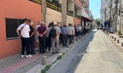 Sıcağa rağmen ucuz yemek için beklediler