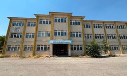 Yeni okul yükseliyor, riskli bina hala bekliyor