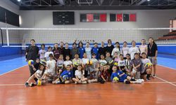 130 Sporcu voleybol eğitimi alıyor
