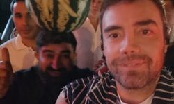 Kafasındaki karpuzla Murat Dalkılıç’la fotoğraf çektirdi