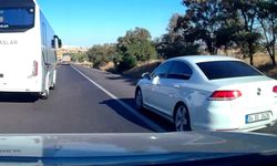 Güvenlik şeridini ihlal edip makas atan otomobil trafiği tehlikeye düşürdü