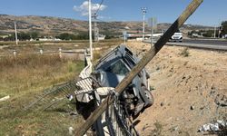 Virajı alamayan araç refüje devrildi: 1'i ağır 3 yaralı