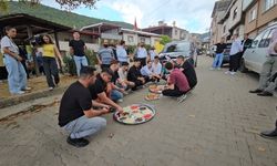 Asırlık gelenek: 200 metreyi 4 saatte geçtiler
