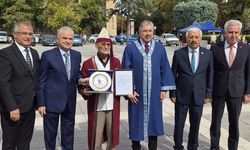 Eskişehir’de yılın ahisi 71 yıllık berber Zeki Tarhan oldu