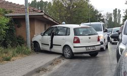Kontrolden çıkan otomobil karşı şeride geçti
