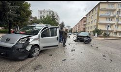 İki araç çarpıştı, sürücü yakınları arasında gerginlik çıktı
