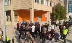 Lise önünde silahlı saldırı! Yaralılar var...