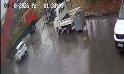 Damperi açık kamyon giriş kapısını yıktı