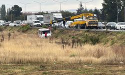 Çarpışmanın etkisiyle minibüs tarlaya uçtu