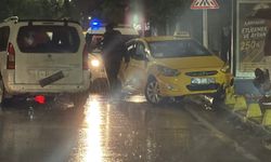 Kaygan yolda taksi ile panelvan çarpıştı
