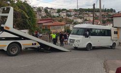 Minibüs garaja çarptı: 4 öğrenci yaralandı