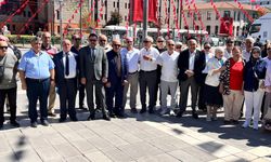 İYİ Parti Eskişehir teşkilatı Atatürk Anıtı’na çelenk sundu