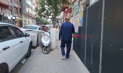 Kaldırım parklar yayaları zorluyor!