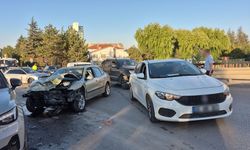Eskişehir’de 4 araç birbirine girdi: Trafik kilitlendi!