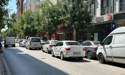 Çift sıra park trafiği kilitliyor