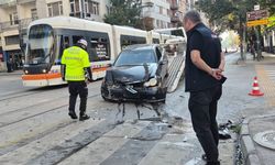 Eskişehir’de iki otomobil kafa kafaya çarpıştı