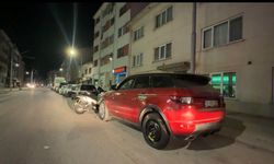 Alkollü sürücü park halindeki araca çarptı