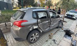 Kavşakta çarpıştılar, araç hurdaya döndü