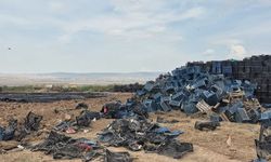 Binlerce plastik kasa alevlere teslim oldu