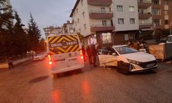 Servis minibüsü ile otomobil çarpıştı