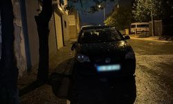 Park halindeki iki otomobile zarar verildi!