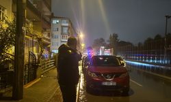 Eskişehir'de şaşırtan görüntü! Aracı yanarken sigara içti