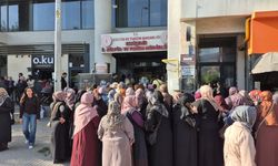 Mukaddes emanetleri görebilmek için metrelerce kuyruk oluşturdular