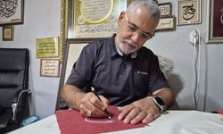 Çıplak gözle okunamayan hat sanatını yaşatıyor
