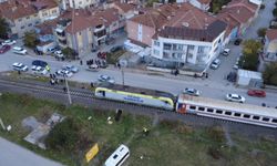 Trenin çarptığı genç hayatını kaybetti