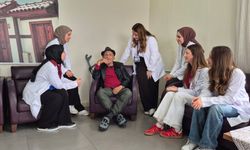 Üniversite öğrencilerinden huzurevinde özel etkinlik
