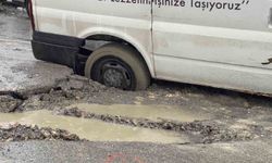 Yağış sonrası yol çöktü, hafif ticari araç çukura saplandı
