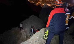 Yolunu kaybetti, kayalıklardan düştü