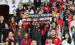 Eskişehirspor sahasında taraftarıyla buluşuyor...