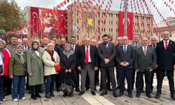 İYİ Parti'den Atatürk Anıtı'na çelenk