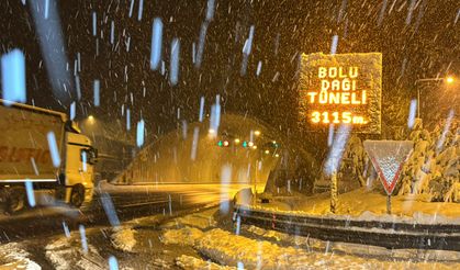 Bolu Dağı'nda yoğun kar yağışı! Görüş mesafesi 40 metreye düştü