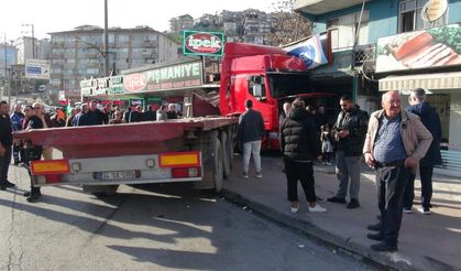 TIR çay ocağına daldı: Faciadan dönüldü