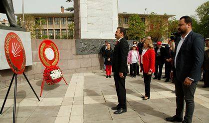 CHP Atatürk Anıtı'na çelenk bıraktı!