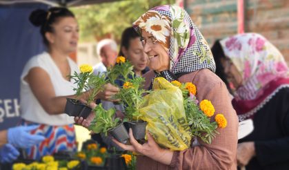 Bayramda çiçekleri Büyükşehir dağıttı