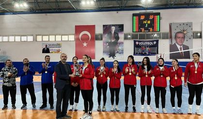 Üniversite sporcuları voleybolda final için mücadele etti