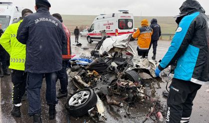 Otobüs ve otomobil çarpıştı: Can pazarı!