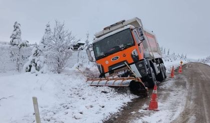 Kar küreme kamyonu şarampole devrildi
