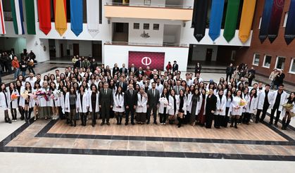 Geleceğin eczacıları düzenlenen törenle beyaz önlüklerini giydi