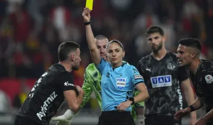 Kadın hakem ile VAR arasındaki diyalog gündem oldu