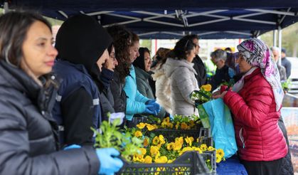 Mezarlıkta çiçekler Büyükşehir Belediyesi'nden