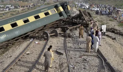 Raydan çıkan yolcu treni devrildi: 26 yaralı