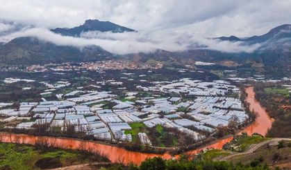Yağmur sonrası renk değiştiren nehir görenleri şaşkına çevirdi