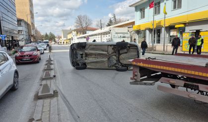 Otomobil yan yattı!